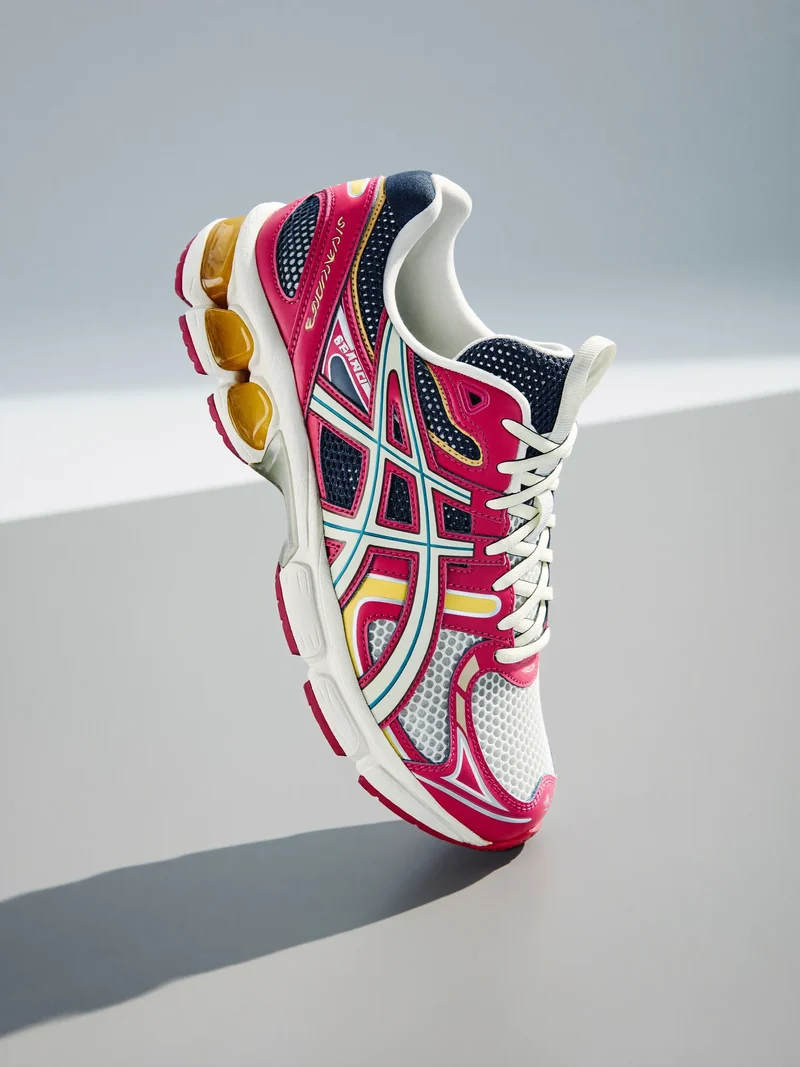 Sneakers tecniche in mesh dal colore vivace in profilo laterale